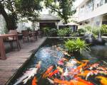 Feung Nakorn Balcony Rooms and Cafe